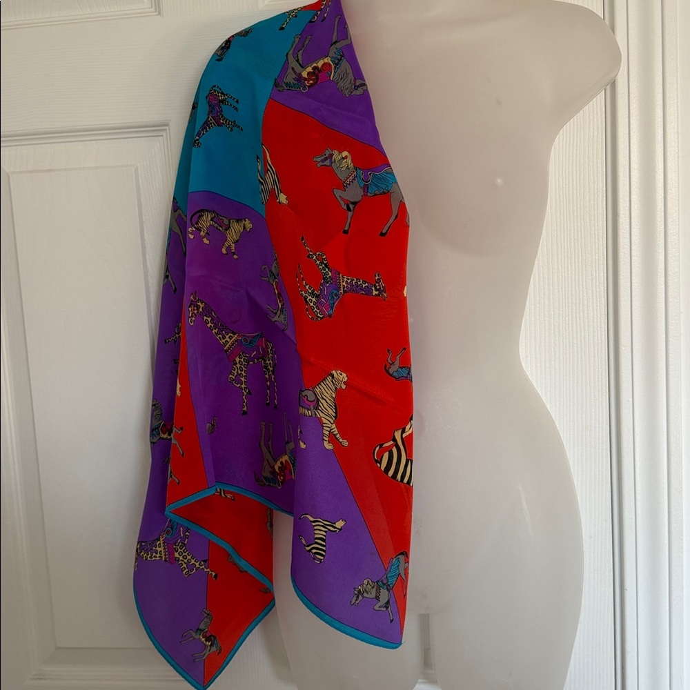 VTG Elaine Gold Eye catching square silk scarf. A carousel horse print. 1980’s - Picture 2 of 16
